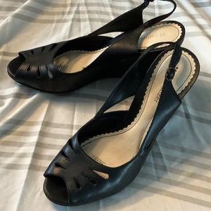 Black leather NATURALIZER wedge heel, open toe dress shoes